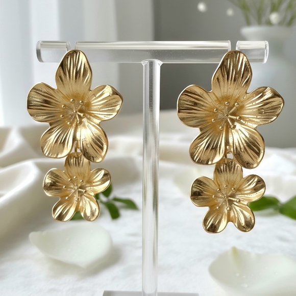 🆕️ Luxury Golden Flower Statement Earrings 🌸 Vintage Style Elegant Studs 🌟 - Picture 8 of 13